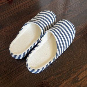 NWOT Uniqlo slippers in size M
